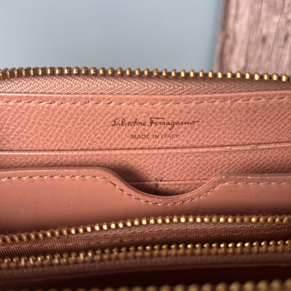 Salvatore Ferragamo zip around light pink - Picture 5 of 6